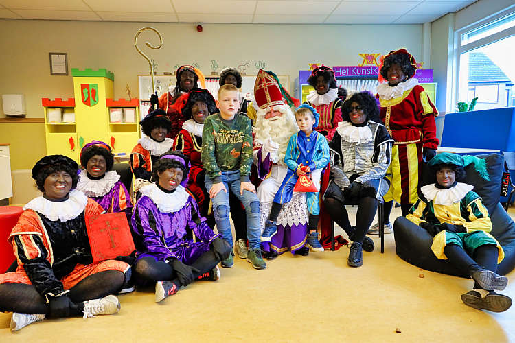 Aankomst van de Sint en zijn Zwarte Pieten in Waarder_135